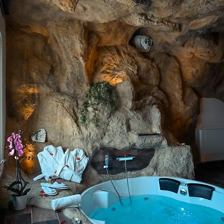 La Casa Nella Roccia 4* Villanova del Battista