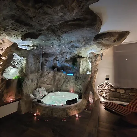 La Casa Nella Roccia Bed & Breakfast 4*