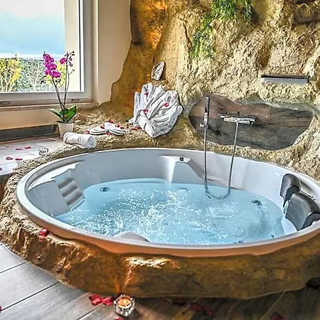 La Casa Nella Roccia